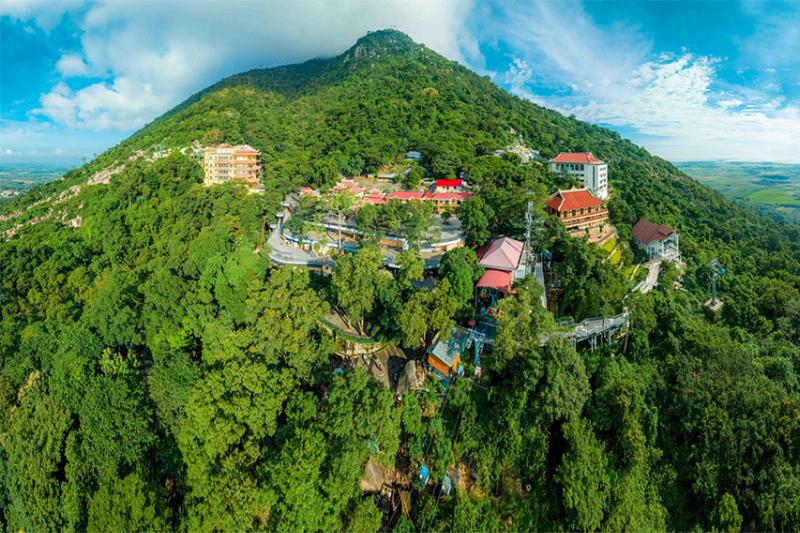 Toàn cảnh chùa Bà Đen và núi non hùng vĩ Tây Ninh nhìn từ xa lọt thỏm giữa bầu trời xanh